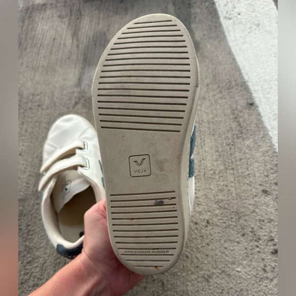 Veja Kids White Sneakers with Navy Accents, Size 4 - Picture 5 of 10
